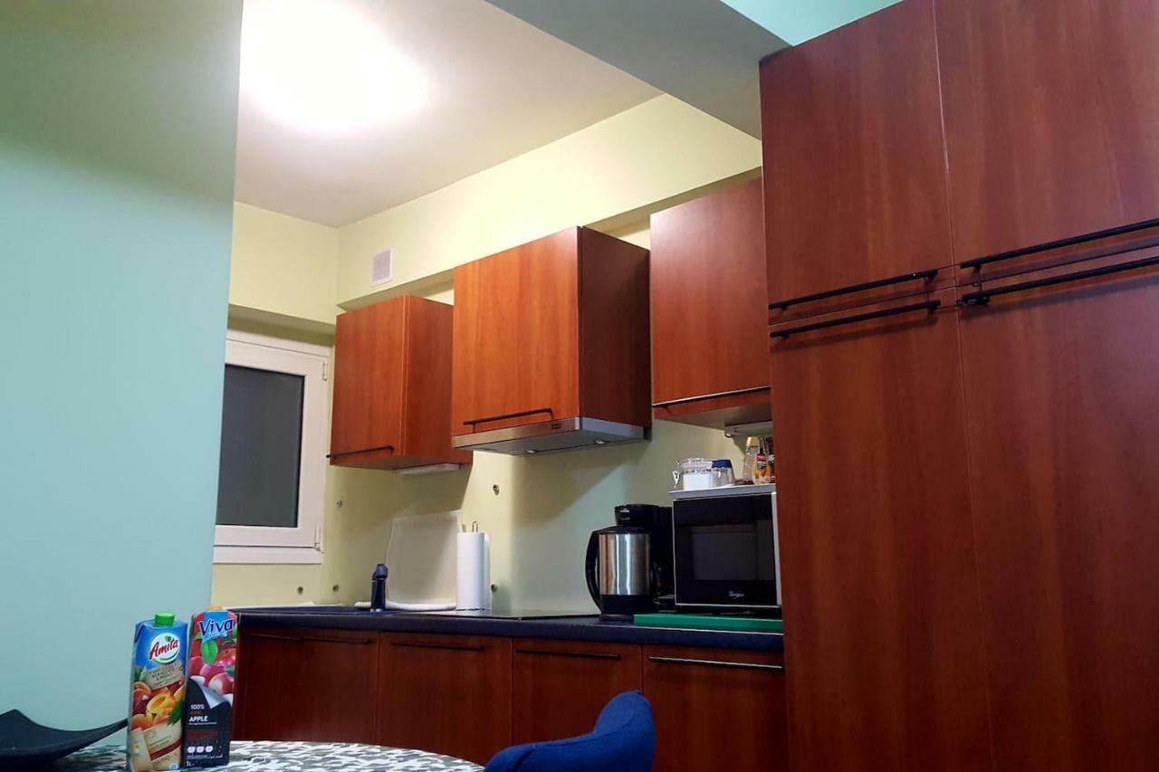 Quiet Apartment In Plaka Atenas Exterior foto